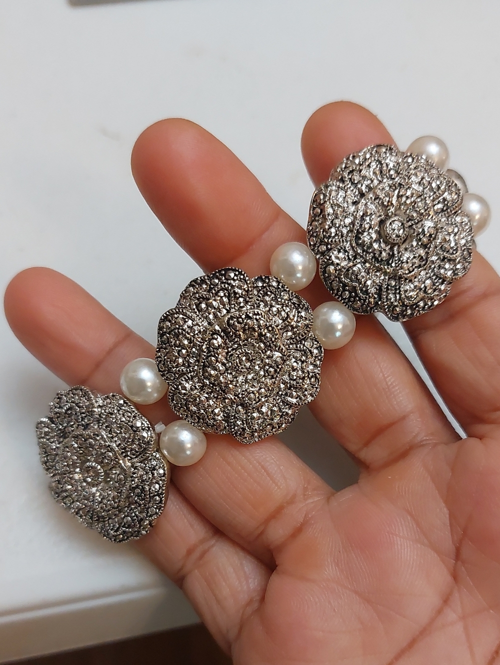6 Panel Textured Flower Motif And Faux Pearls Stretch Bracelet